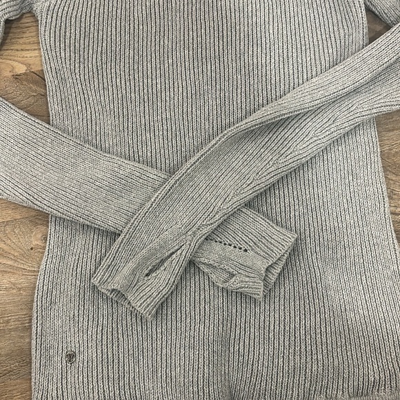 Gently worn Luluemon long sleeve. - Picture 4 of 4